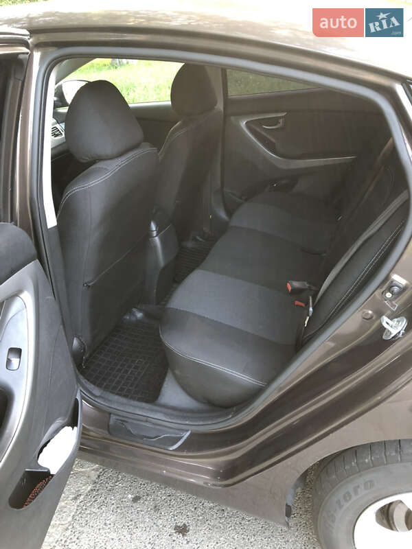 Седан Hyundai Elantra 2015 в Умани