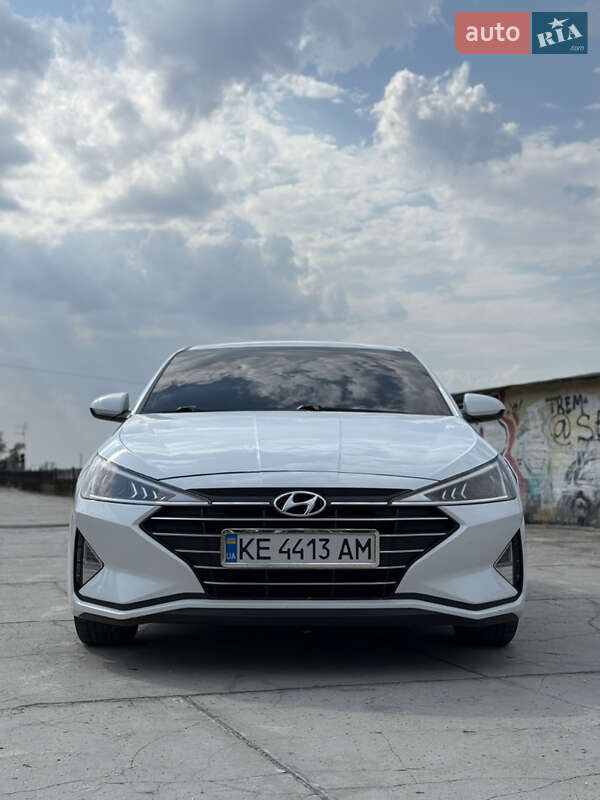 Седан Hyundai Elantra 2019 в Днепре