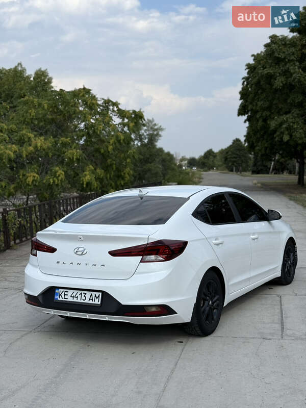 Седан Hyundai Elantra 2019 в Днепре