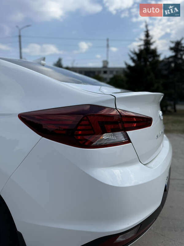 Седан Hyundai Elantra 2019 в Днепре