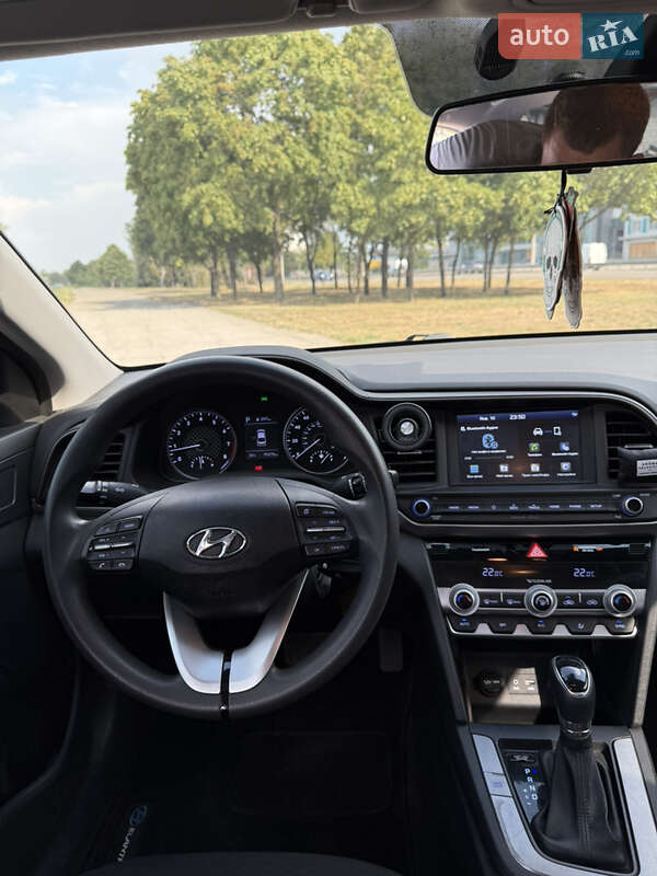 Седан Hyundai Elantra 2019 в Днепре