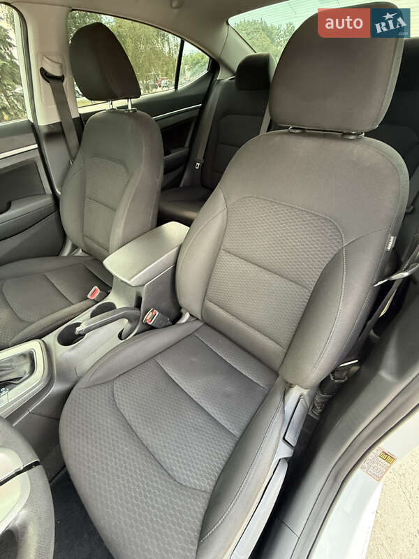 Седан Hyundai Elantra 2019 в Днепре