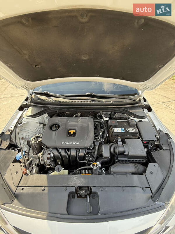 Седан Hyundai Elantra 2019 в Днепре