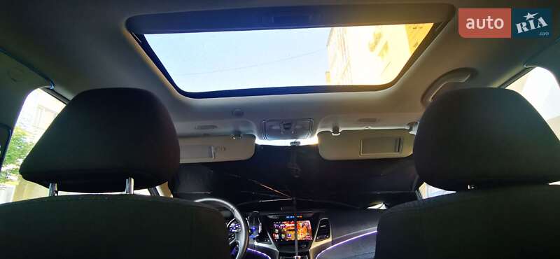 Седан Hyundai Elantra 2015 в Киеве