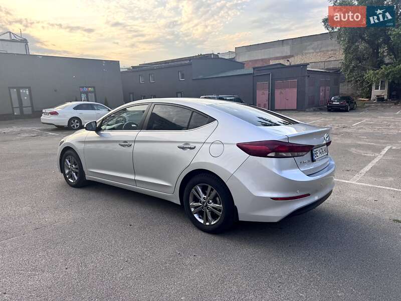 Седан Hyundai Elantra 2016 в Киеве