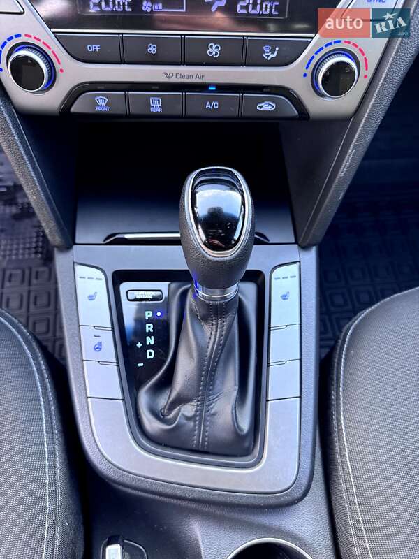 Седан Hyundai Elantra 2016 в Киеве