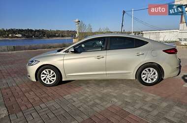 Седан Hyundai Elantra 2017 в 