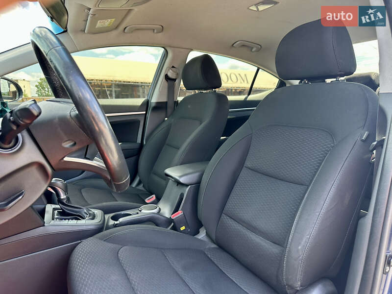 Седан Hyundai Elantra 2019 в Киеве