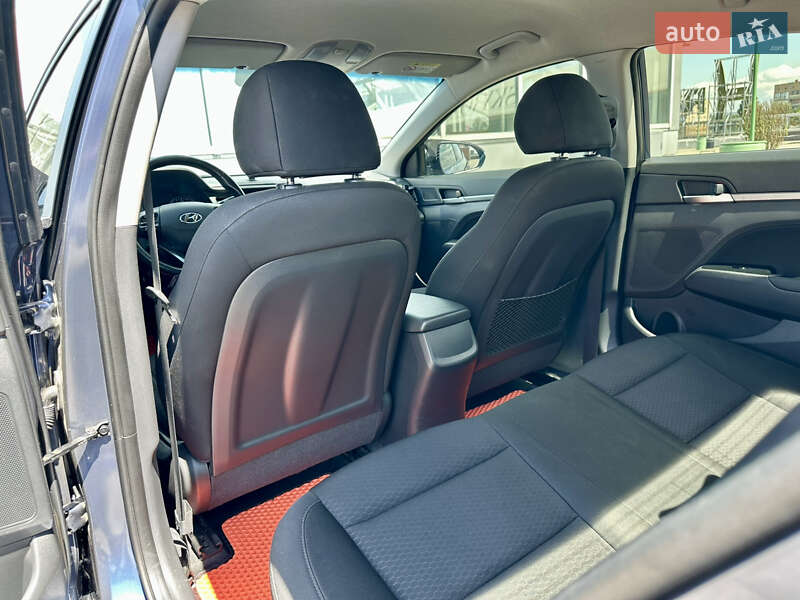 Седан Hyundai Elantra 2019 в Киеве