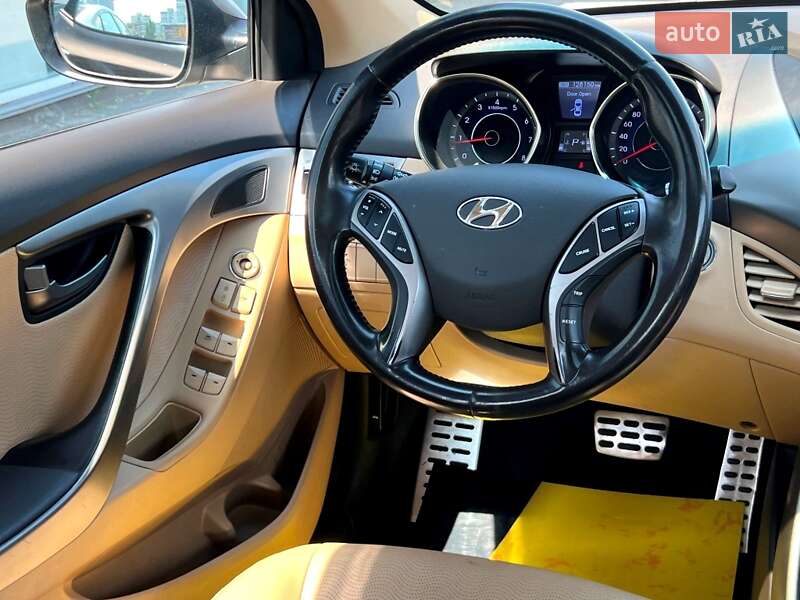 Седан Hyundai Elantra 2013 в Киеве
