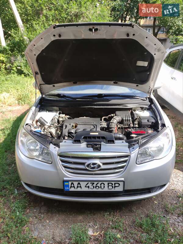 Седан Hyundai Elantra 2010 в Ужгороде