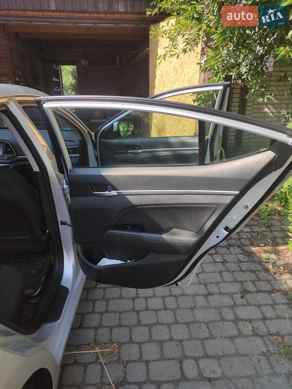 Седан Hyundai Elantra 2019 в Виннице