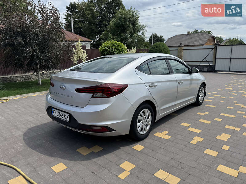Седан Hyundai Elantra 2018 в Киеве