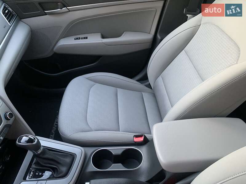Седан Hyundai Elantra 2016 в Киеве