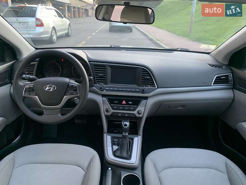 Седан Hyundai Elantra 2016 в Киеве