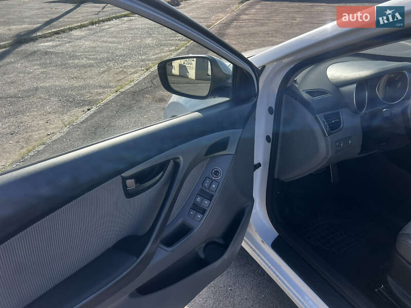Седан Hyundai Elantra 2012 в Днепре