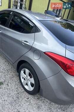 Седан Hyundai Elantra 2013 в  фото 6 Седан Hyundai Elantra 2013 в