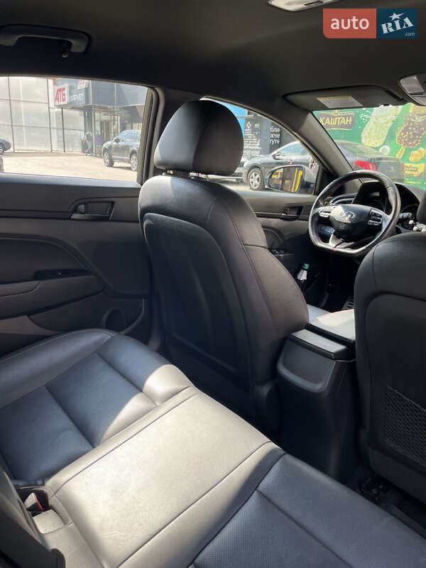 Седан Hyundai Elantra 2016 в Киеве