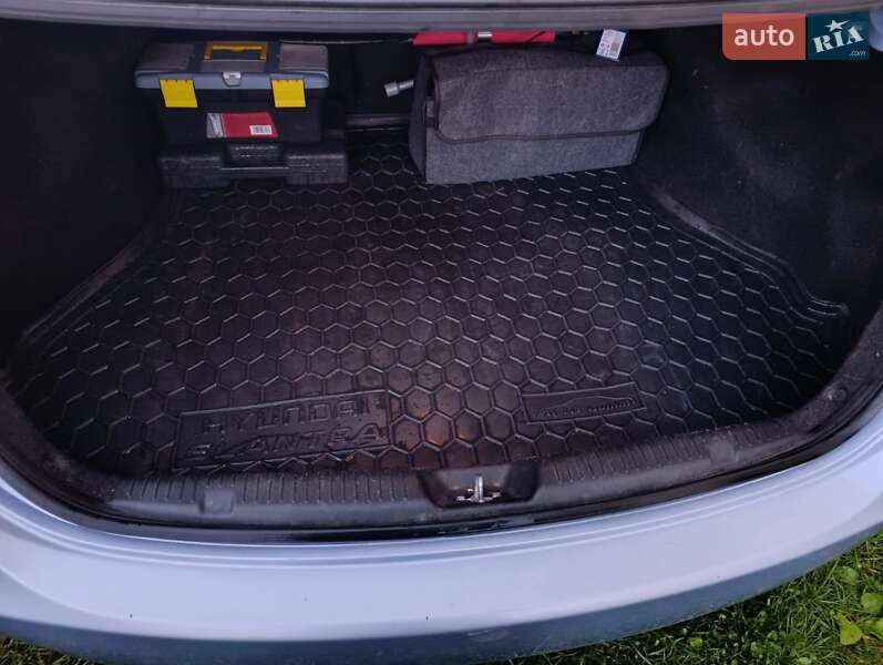 Седан Hyundai Elantra 2012 в Івано-Франківську