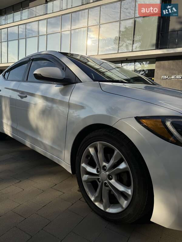 Седан Hyundai Elantra 2016 в Ужгороде