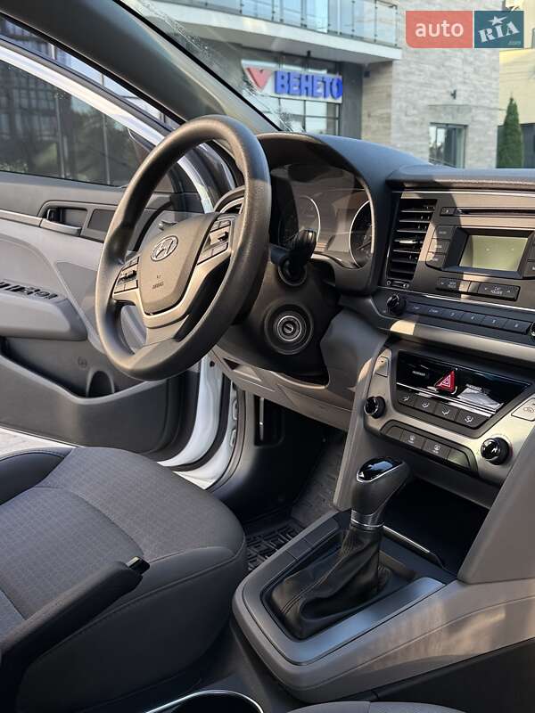 Седан Hyundai Elantra 2016 в Ужгороде