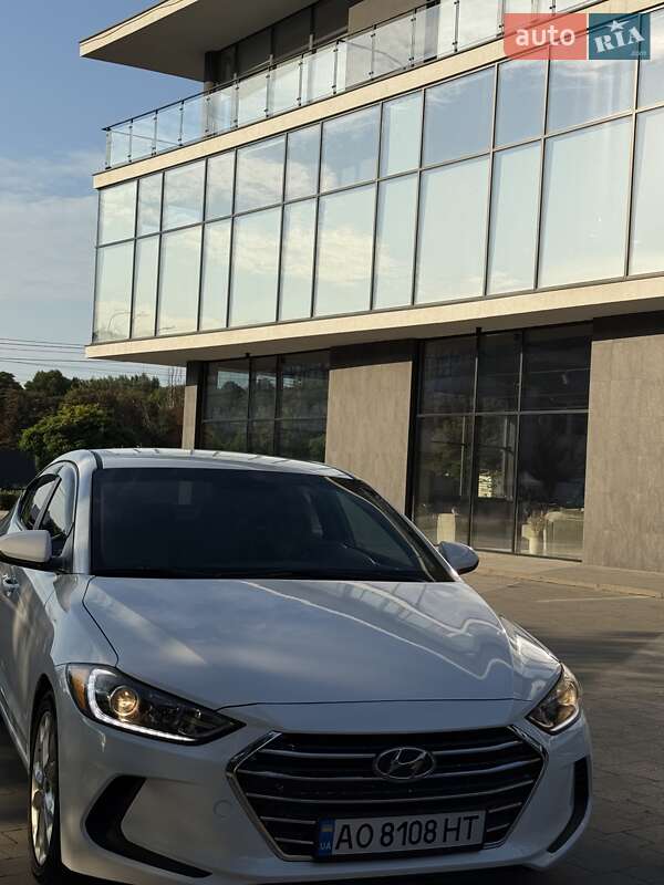 Седан Hyundai Elantra 2016 в Ужгороде