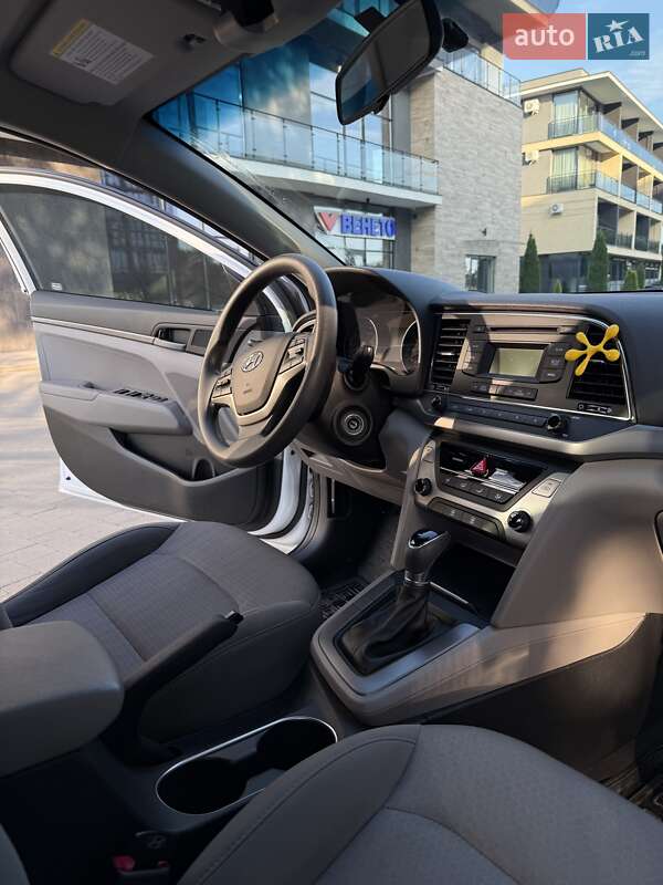Седан Hyundai Elantra 2016 в Ужгороде