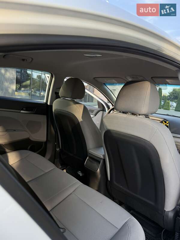 Седан Hyundai Elantra 2016 в Ужгороде