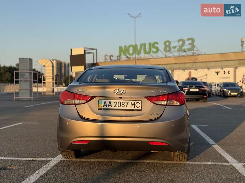 Седан Hyundai Elantra 2012 в Киеве