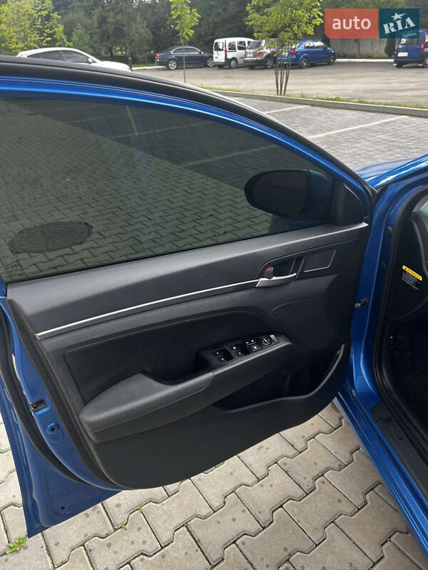 Седан Hyundai Elantra 2017 в Ивано-Франковске
