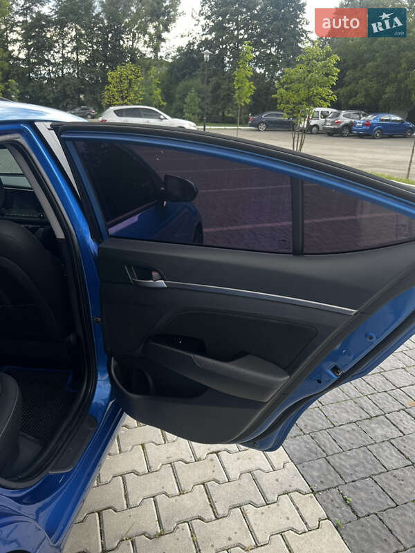 Седан Hyundai Elantra 2017 в Ивано-Франковске