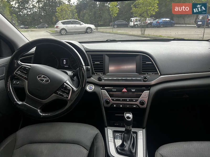 Седан Hyundai Elantra 2017 в Ивано-Франковске