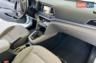 Седан Hyundai Elantra 2016 в 