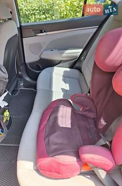 Седан Hyundai Elantra 2017 в 