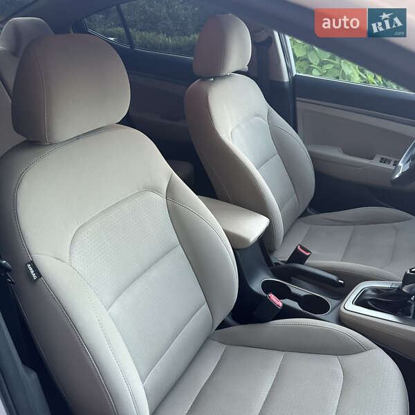 Седан Hyundai Elantra 2017 в Києві