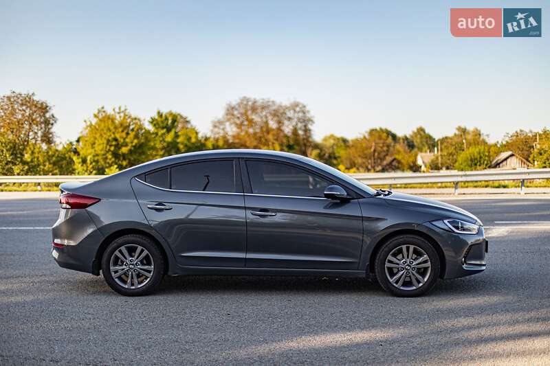 Седан Hyundai Elantra 2016 в Звягеле