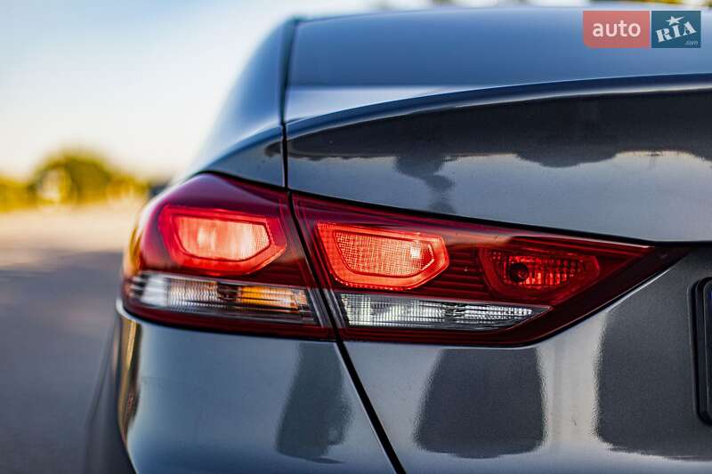 Седан Hyundai Elantra 2016 в Звягеле