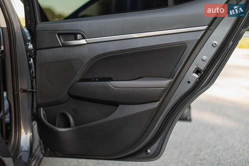 Седан Hyundai Elantra 2016 в Звягеле