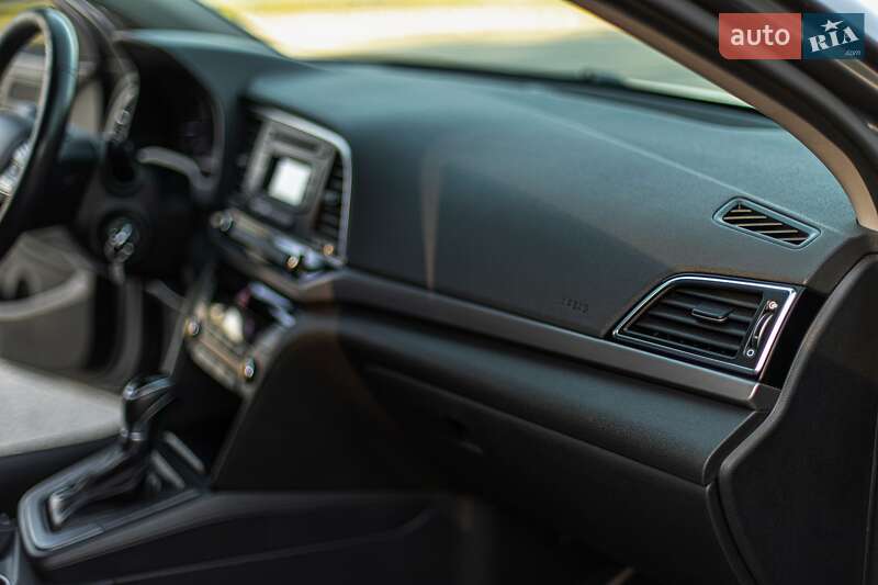 Седан Hyundai Elantra 2016 в Звягеле