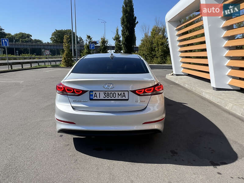 Седан Hyundai Elantra 2016 в Киеве