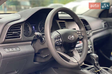 Седан Hyundai Elantra 2019 в 