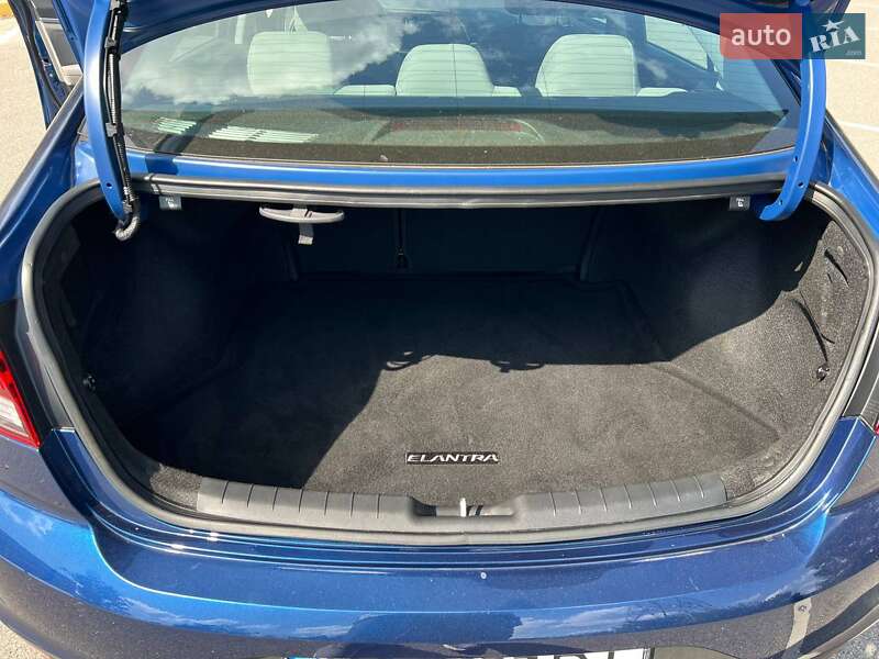 Седан Hyundai Elantra 2019 в Киеве