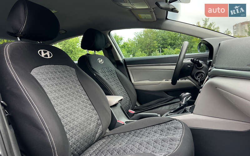 Седан Hyundai Elantra 2016 в Львове