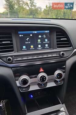 Седан Hyundai Elantra 2019 в 