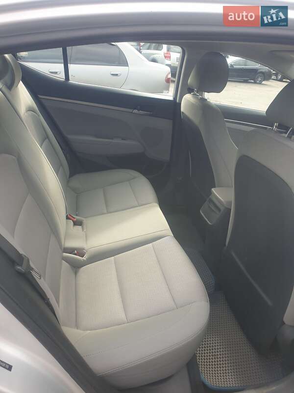 Седан Hyundai Elantra 2016 в Киеве