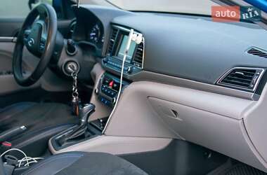 Седан Hyundai Elantra 2017 в 
