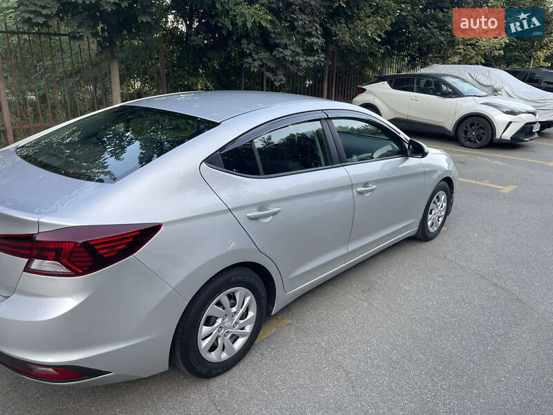 Седан Hyundai Elantra 2018 в Киеве