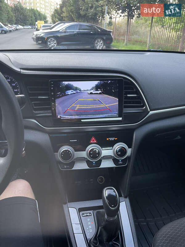 Седан Hyundai Elantra 2018 в Киеве