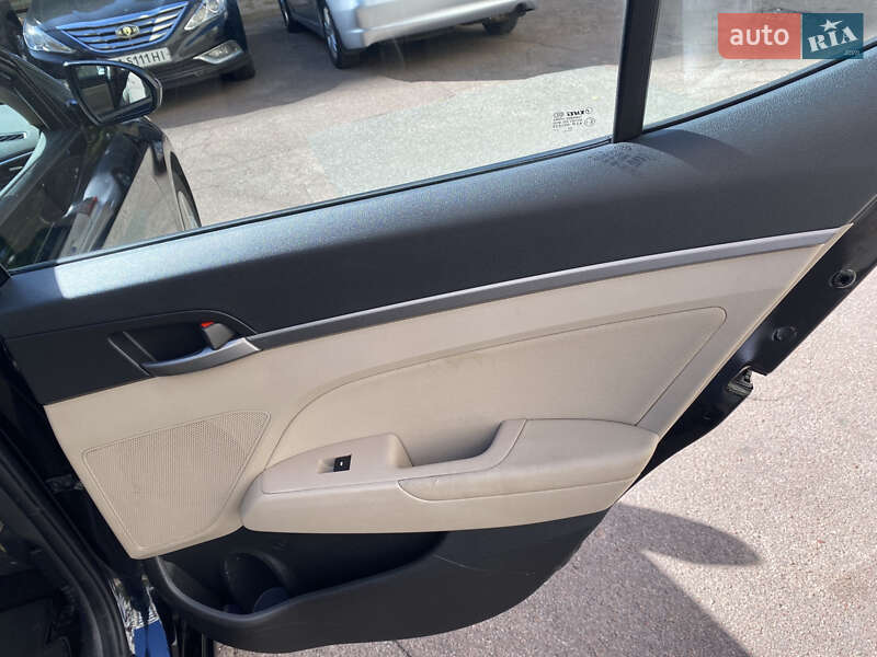 Седан Hyundai Elantra 2017 в Киеве