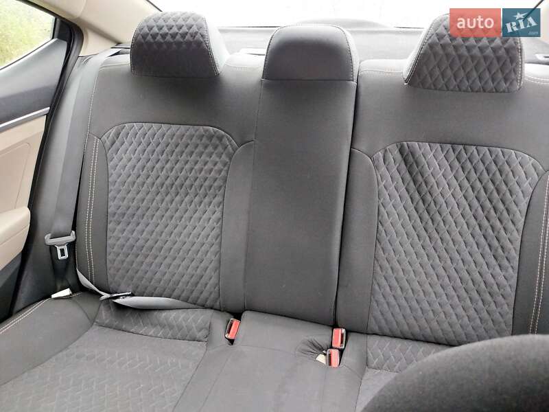 Седан Hyundai Elantra 2019 в Одессе